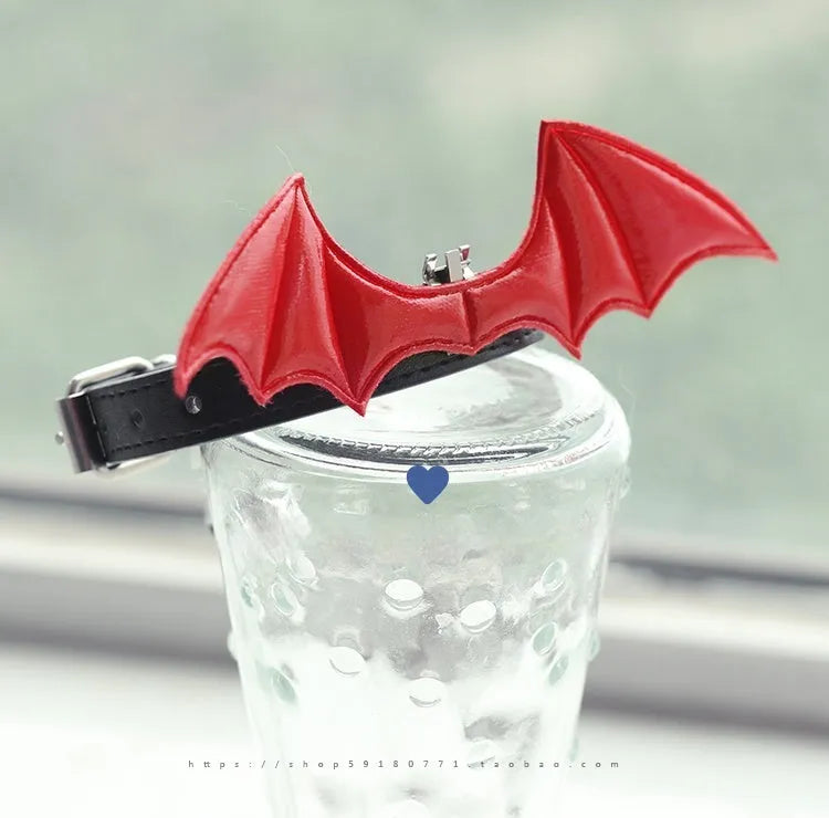 Little devil wings bell leather collar for pets in patent leather satin material with decorative wings