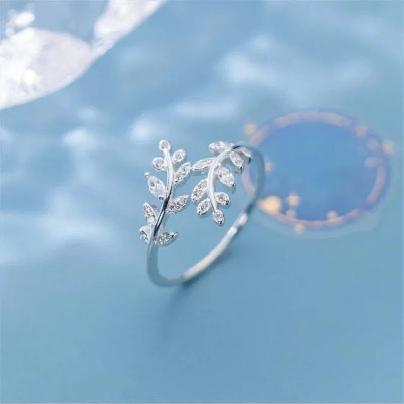Copper electroplated leaf-shaped ring for women in gold or silver finish with geometric design