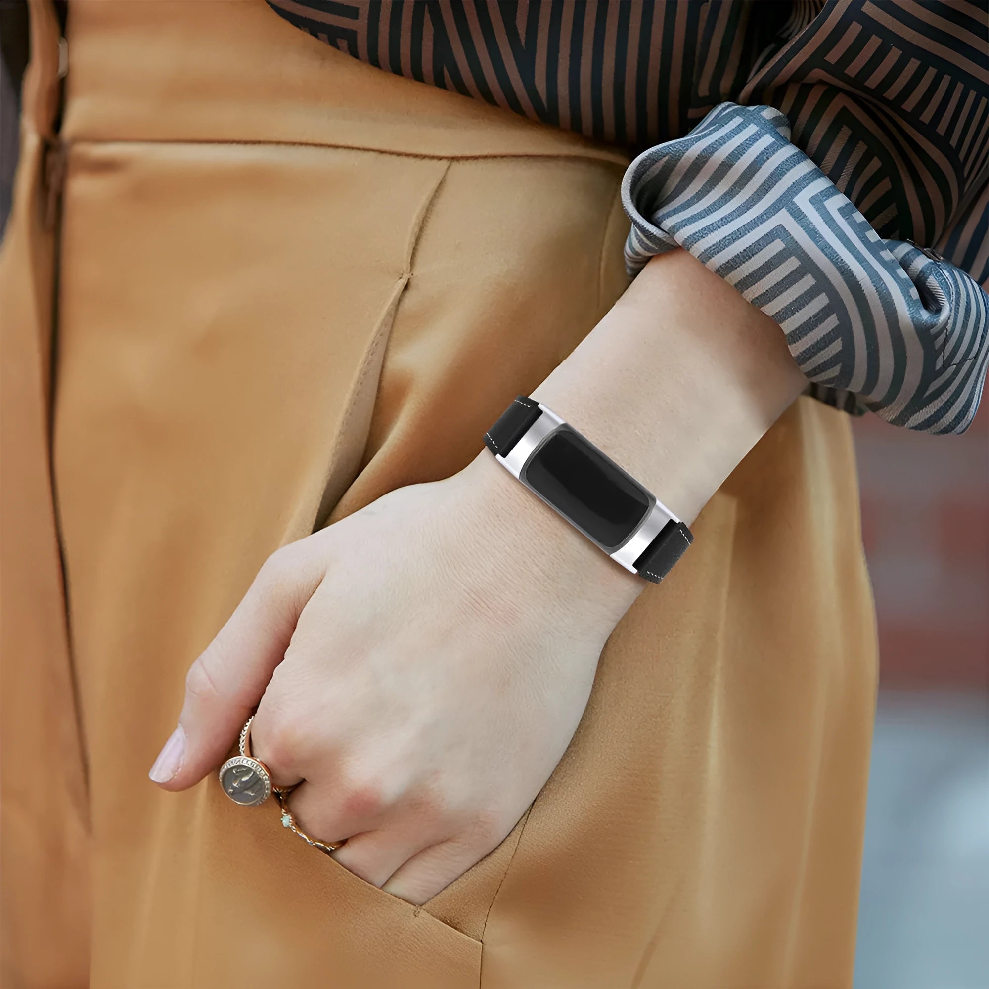 Genuine cowhide leather replacement watch strap for Fitbit Charge 5 and Charge 6 smartwatches.