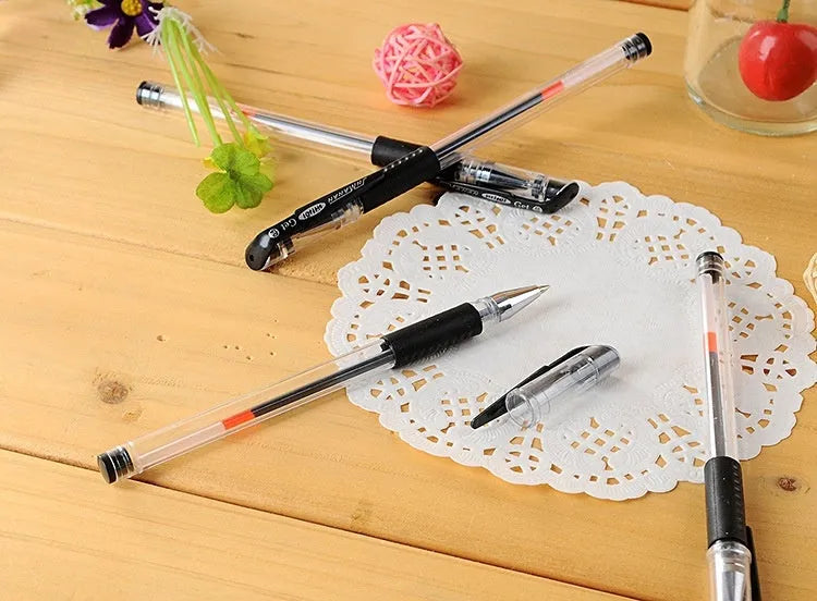 0.5mm carbon black refill gel pen with plastic body and cap, 14.5cm long