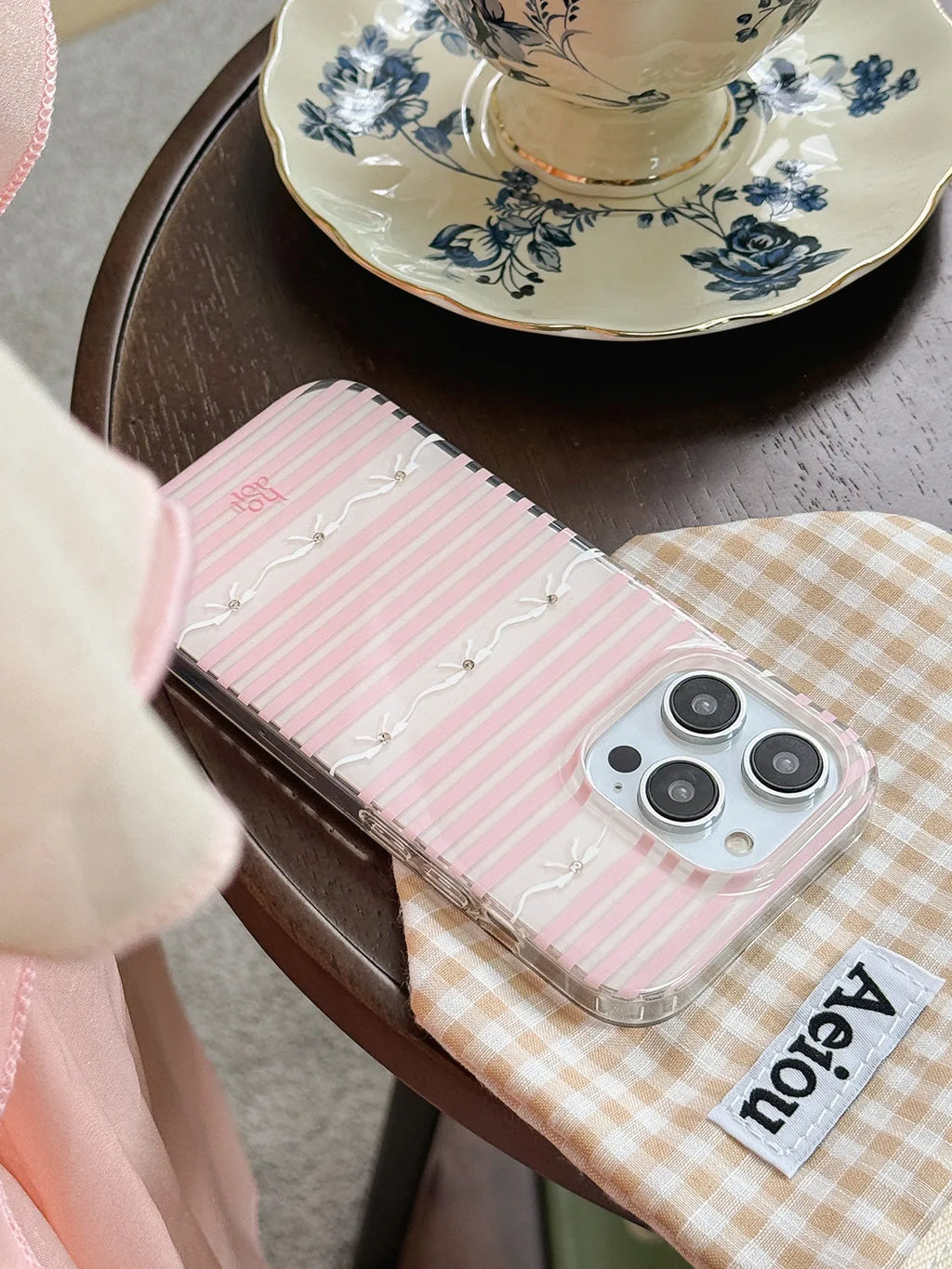 Drop-resistant TPU protective phone case for iPhone, pink crystal colour, polaroid design element