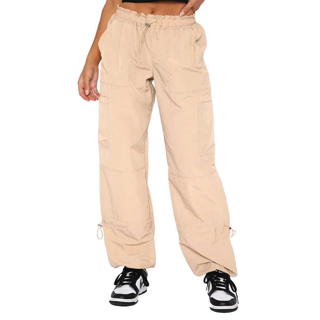 Man's loose-fitting straight-leg cargo pants in polyester with multiple pockets.