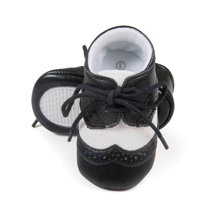 Vintage-style soft-soled baby shoes in synthetic leather with plain pattern design
