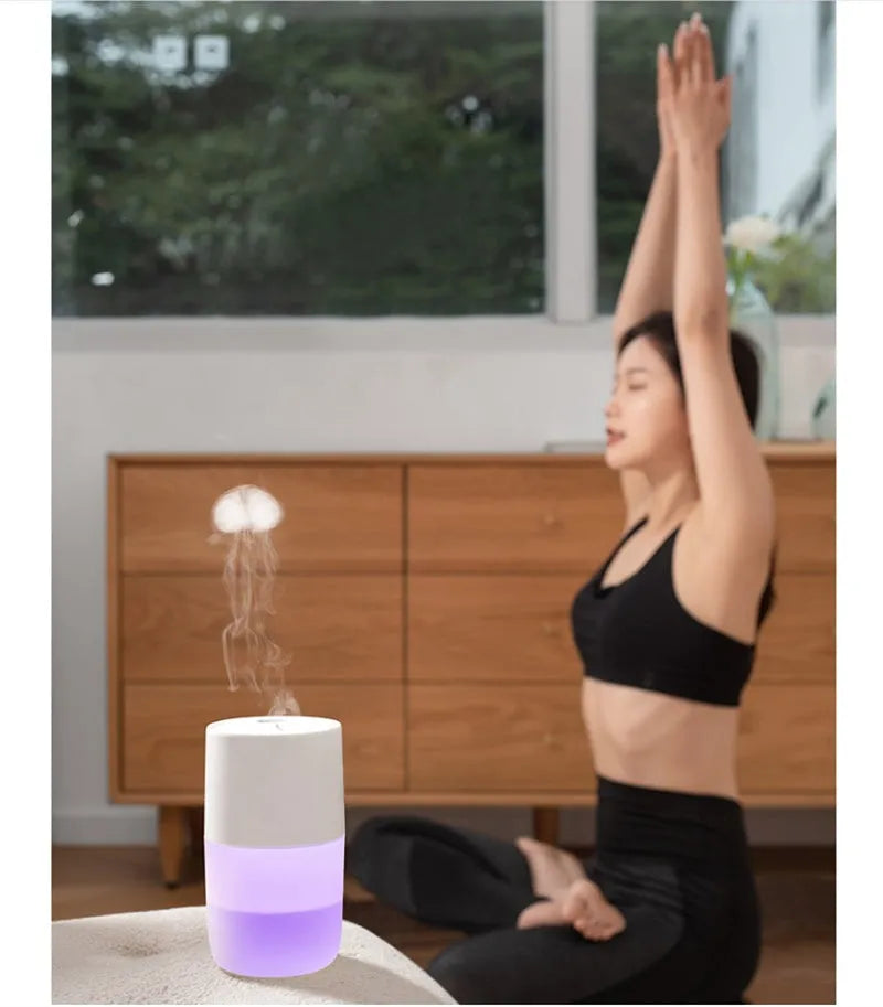 Portable ultrasonic humidifier with jellyfish lamp and essential oil in white, 81x81x145mm