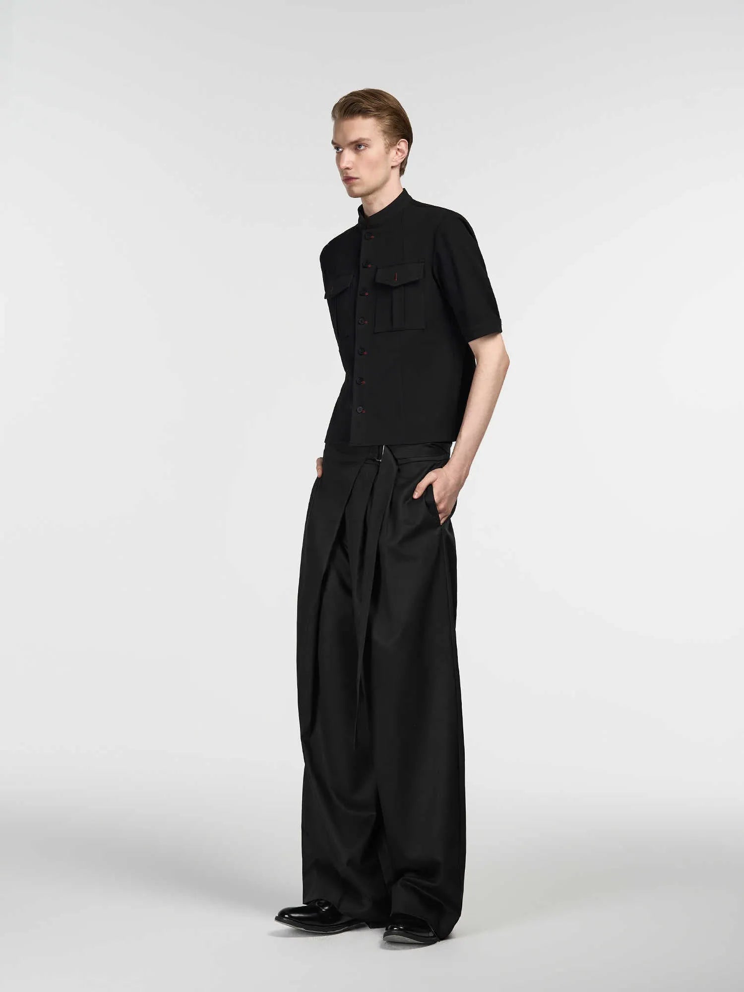 Black straight-leg trousers with single pleated cut and adjustable waist