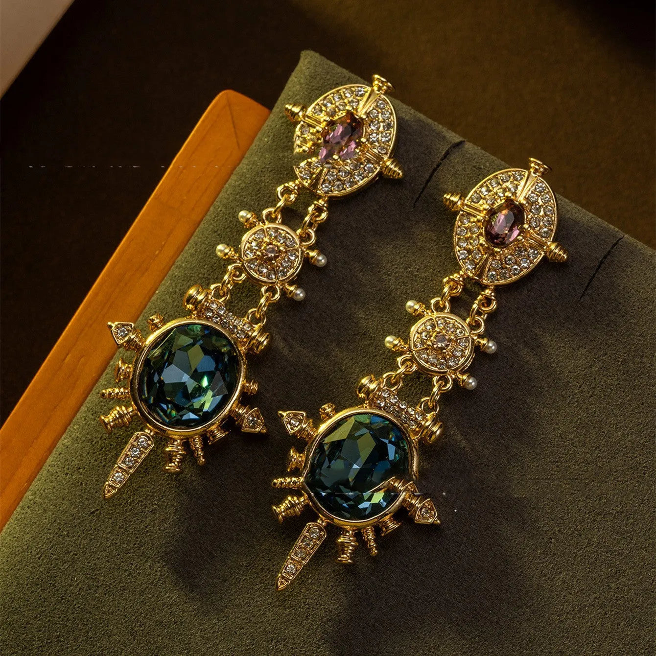 A pair of gold-coloured retro geometric stud earrings with a round shape and diamond-treated alloy surface.