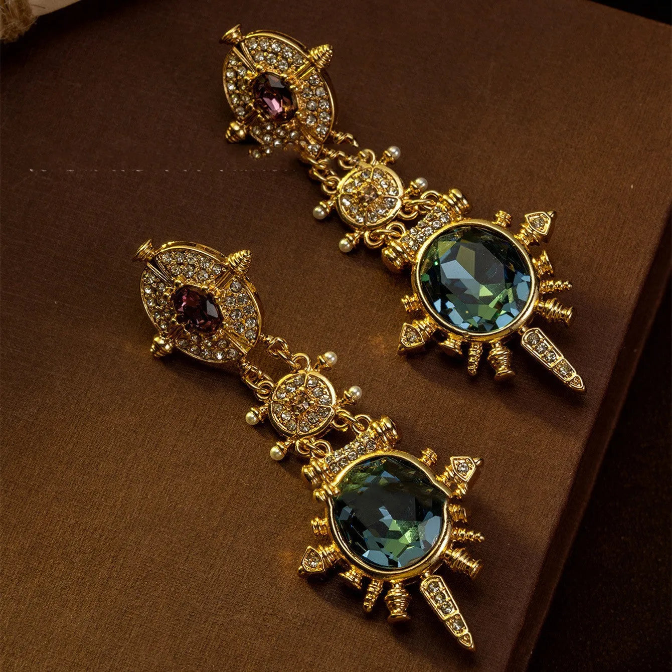 A pair of gold-coloured retro geometric stud earrings with a round shape and diamond-treated alloy surface.