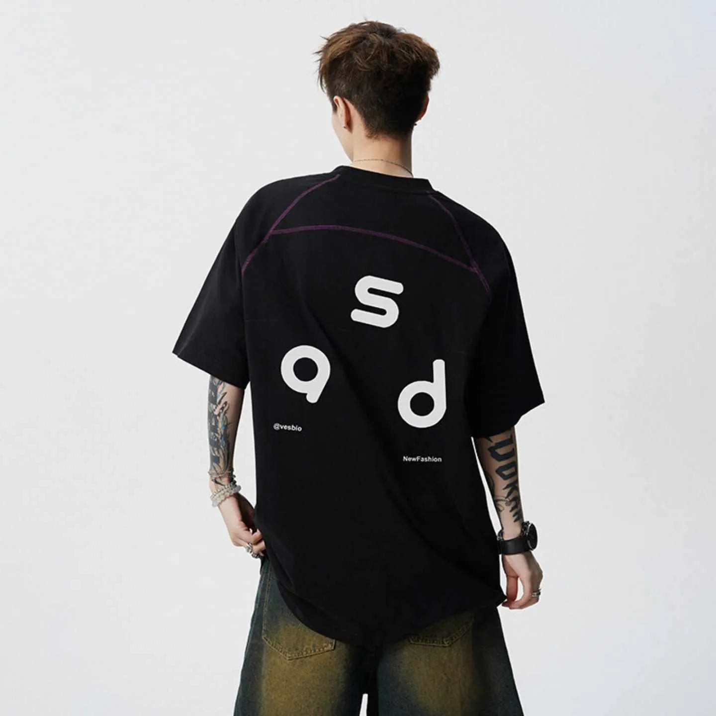Cotton short-sleeve t-shirt with letter print design in loose fit showing round neck collar