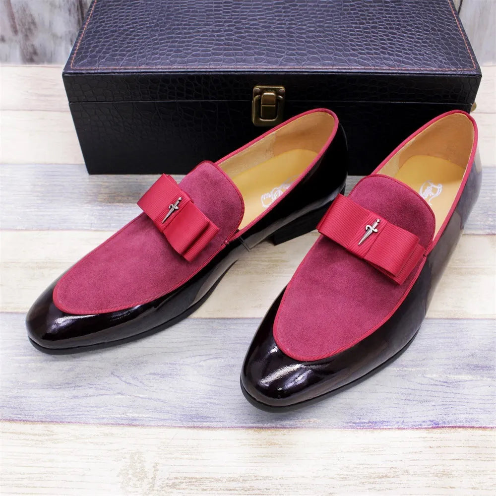 Men's low-top patent leather shoes with tassel detail in black colour