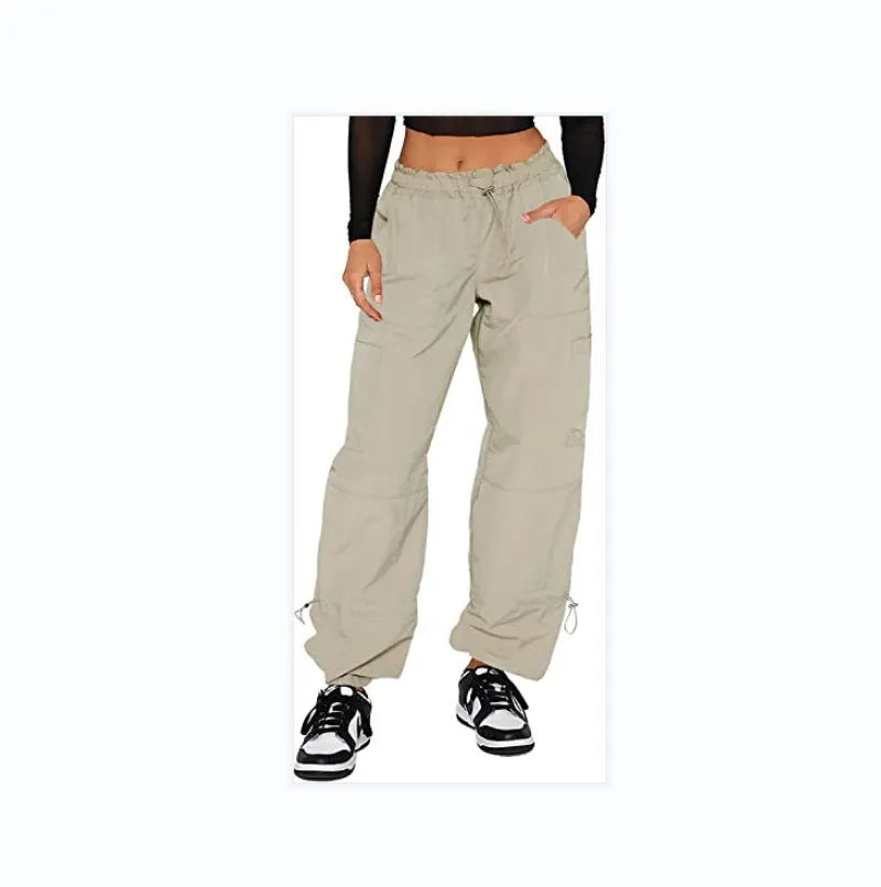 Man's loose-fitting straight-leg cargo pants in polyester with multiple pockets.
