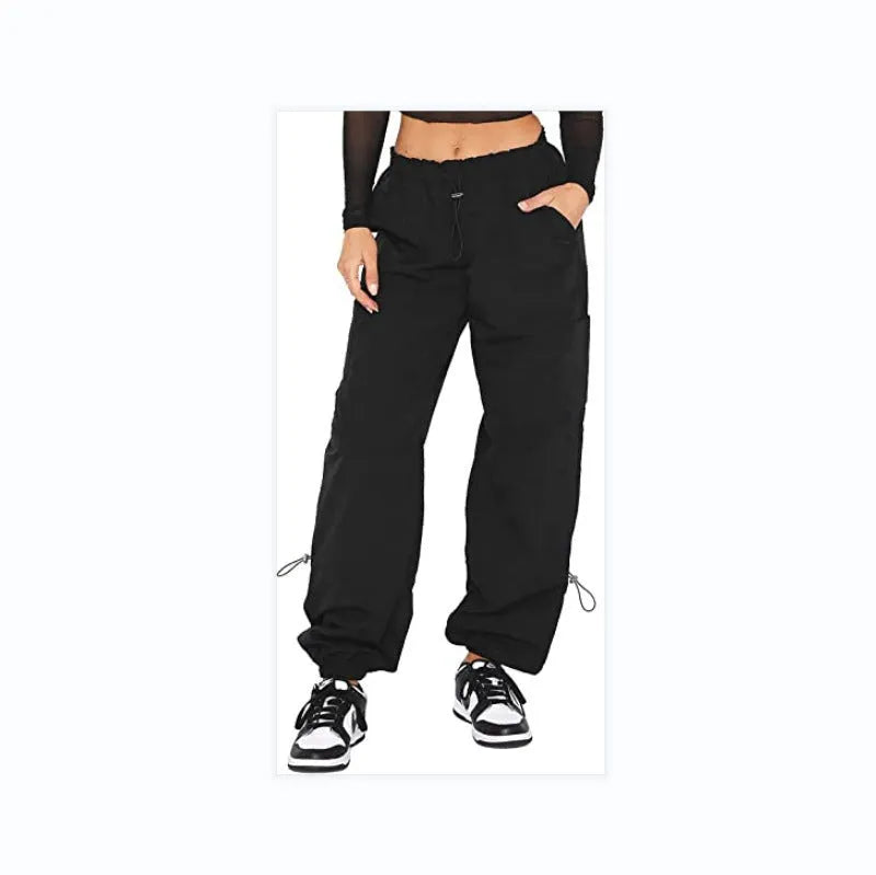 Man's loose-fitting straight-leg cargo pants in polyester with multiple pockets.