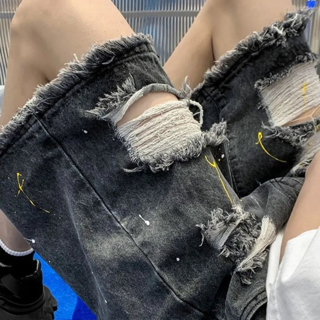 Man wearing loose-fit light blue denim shorts with water-washed distressed fabric and a fifth pants length.