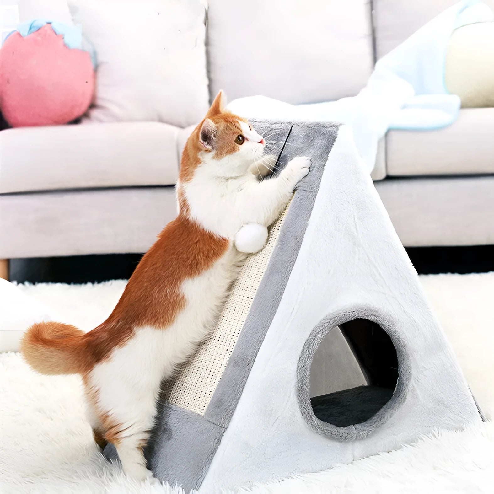 Triangle-shaped cat scratching post with sisal surfaces and integrated plate fur cushion bed
