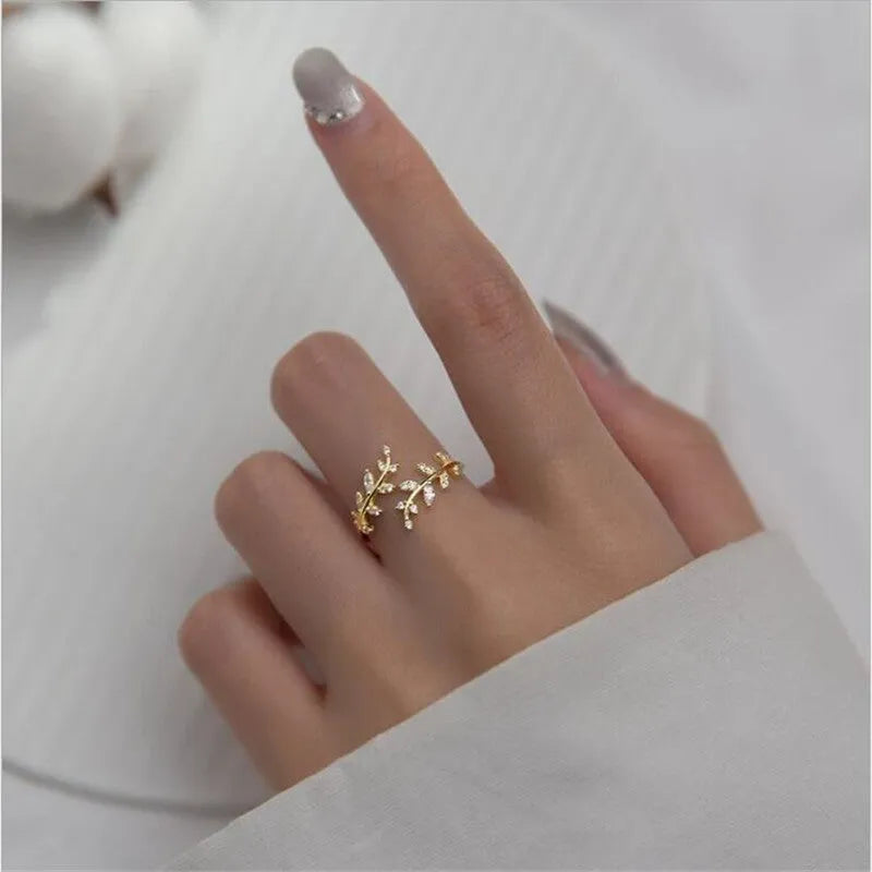 Copper electroplated leaf-shaped ring for women in gold or silver finish with geometric design