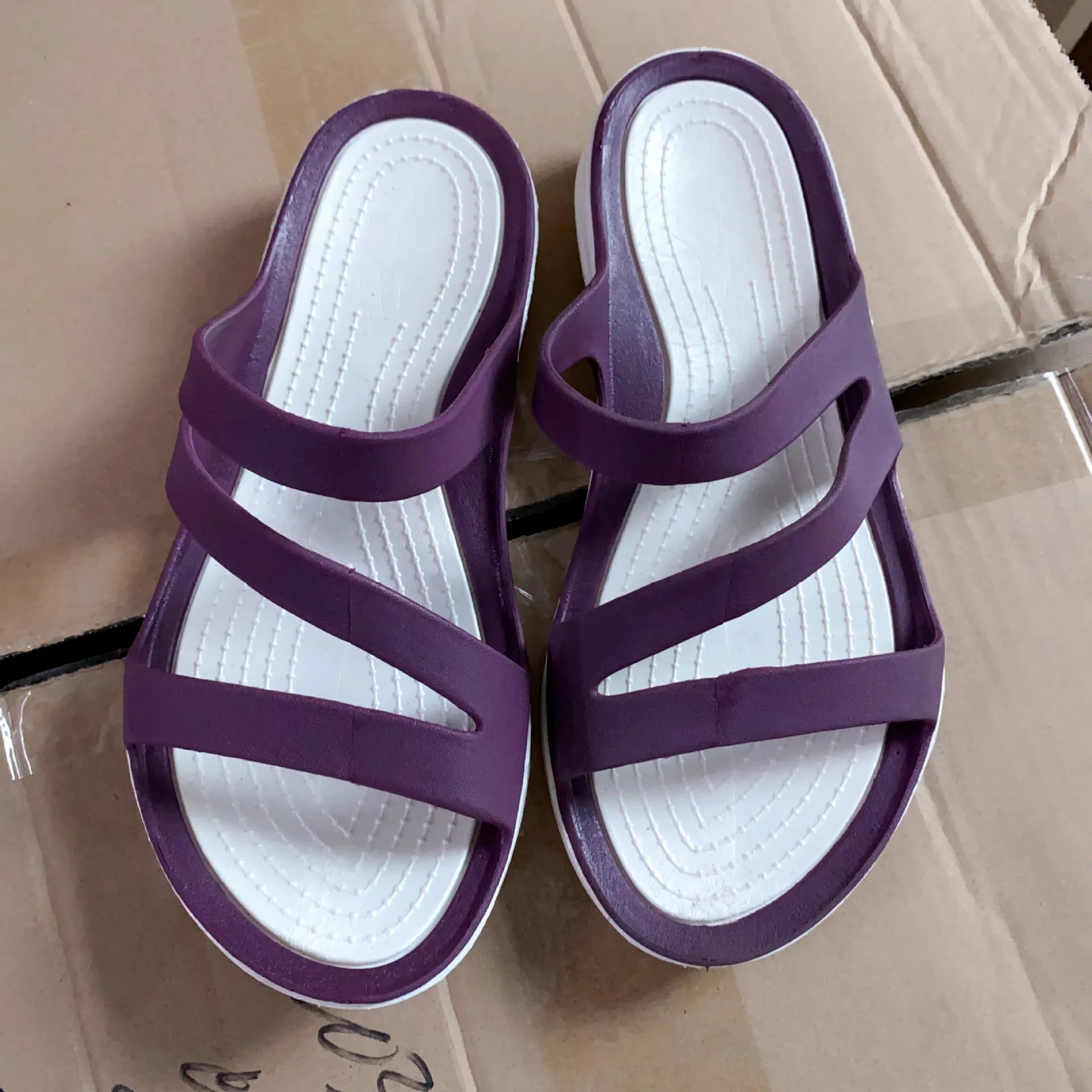 Solid colour women's casual sandals with a breathable design on a summer background.