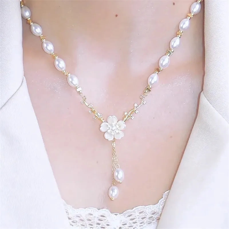 Alloy necklace with pearl flower Q9 colour and rose floral decoration on delicate chain
