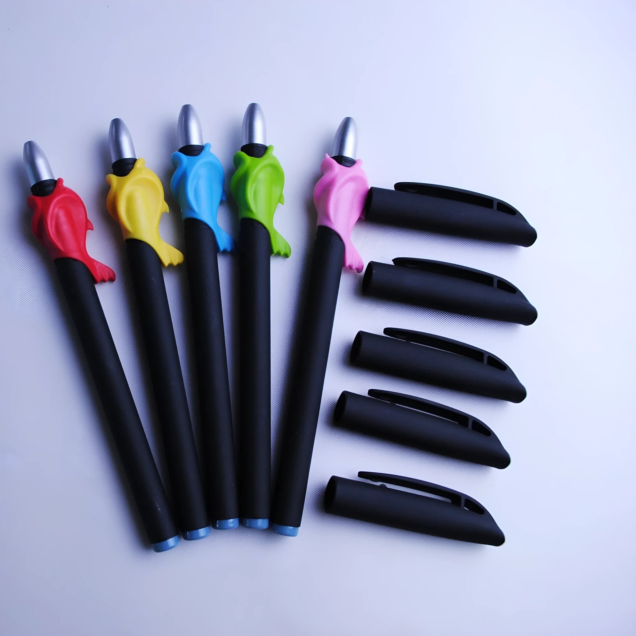 Portable automatic fading pen set showing plastic body, 0.5mm tip and eight blue refill cartridges