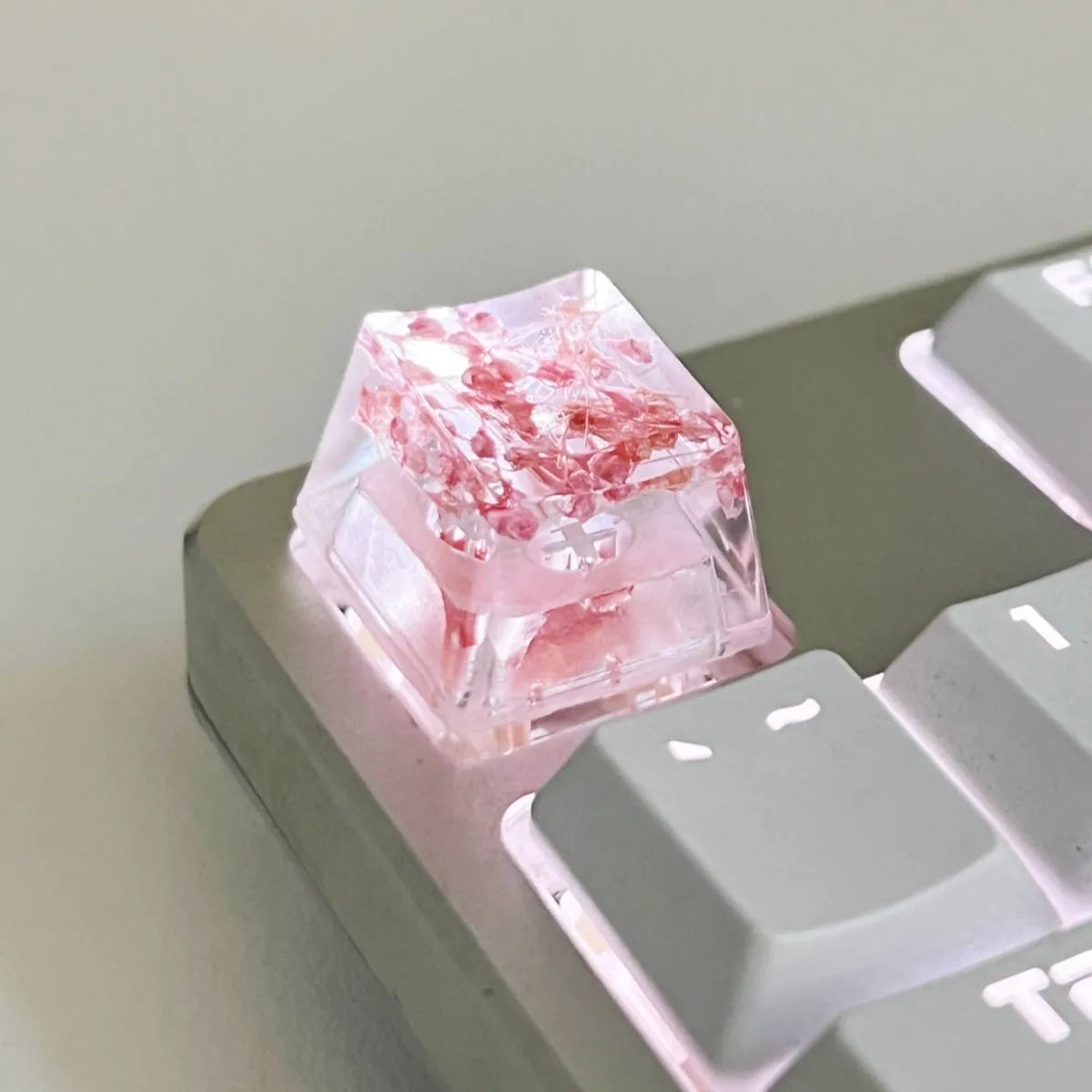 High transparency resin keycap with starry sky design for mechanical keyboards in four colours.