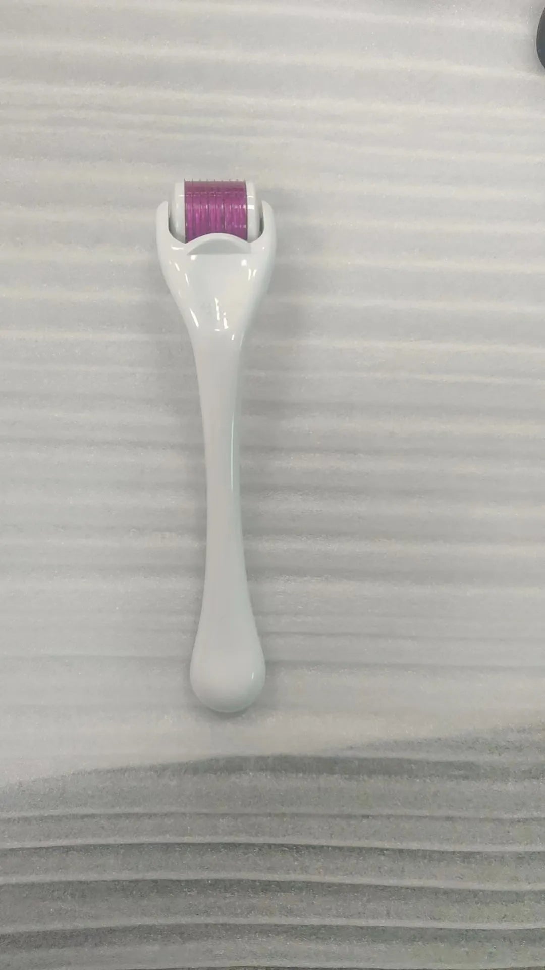 540 micro needle roller derma pen with coloured handle and wheel, shown with 0.2mm, 0.25mm, 0.3mm size options.
