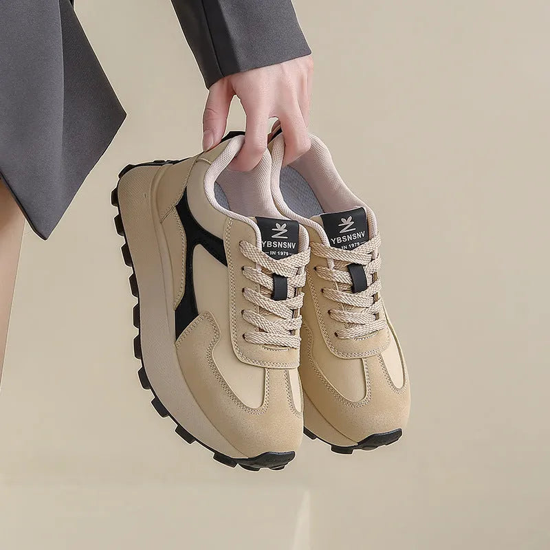 Women's low-top platform sports shoes in card black, with a flat rubber sole and front lace-up design.