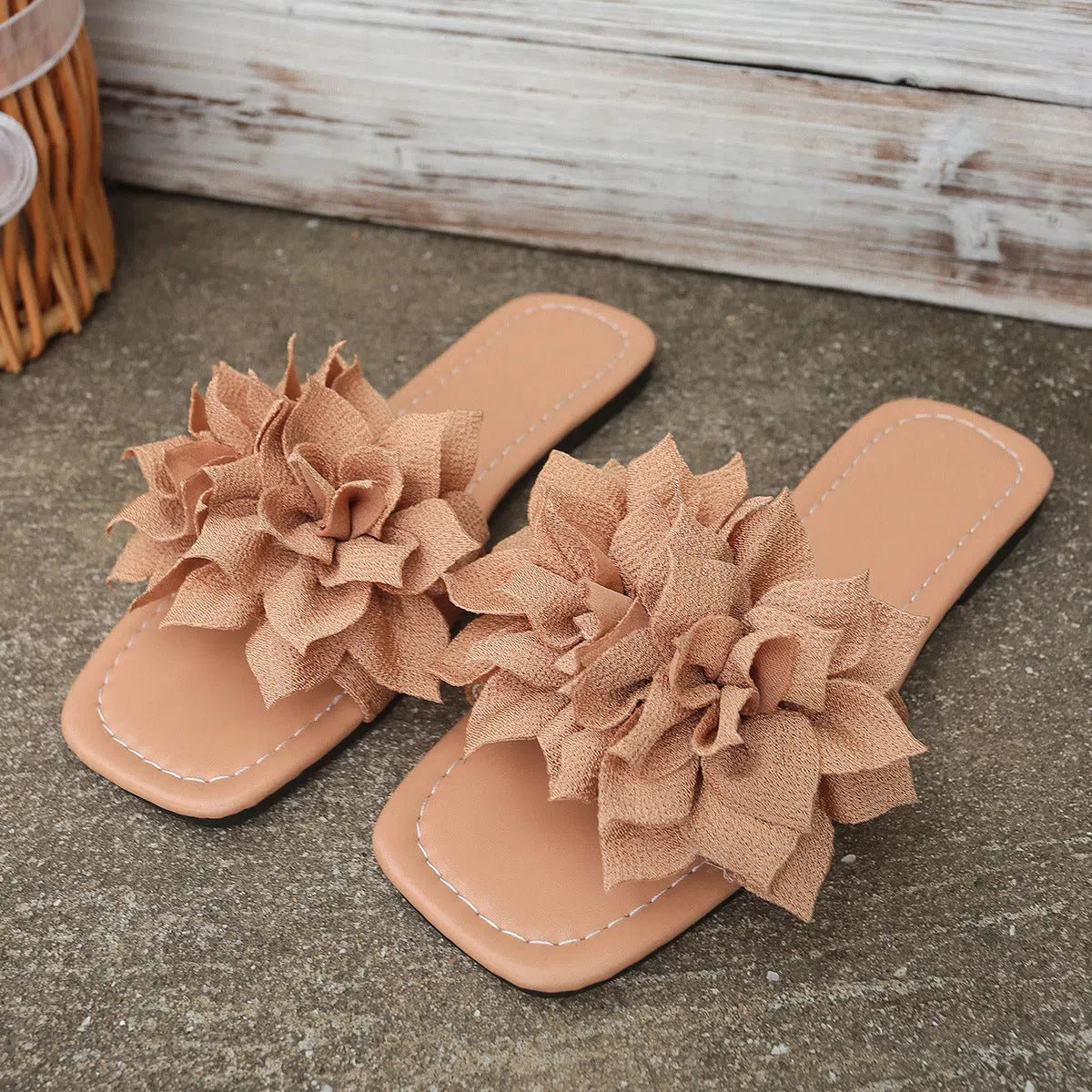Flat flip-flops with flower decoration in faux leather and rubber sole in black colour for women