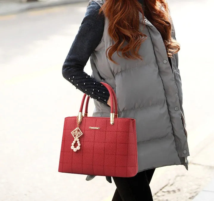 Ladies one shoulder messenger bag in PU with zipper closure and car suture detail