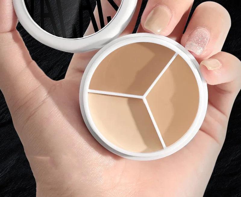 Three-colour waterproof concealer palette in ivory shade with optional brush for face application
