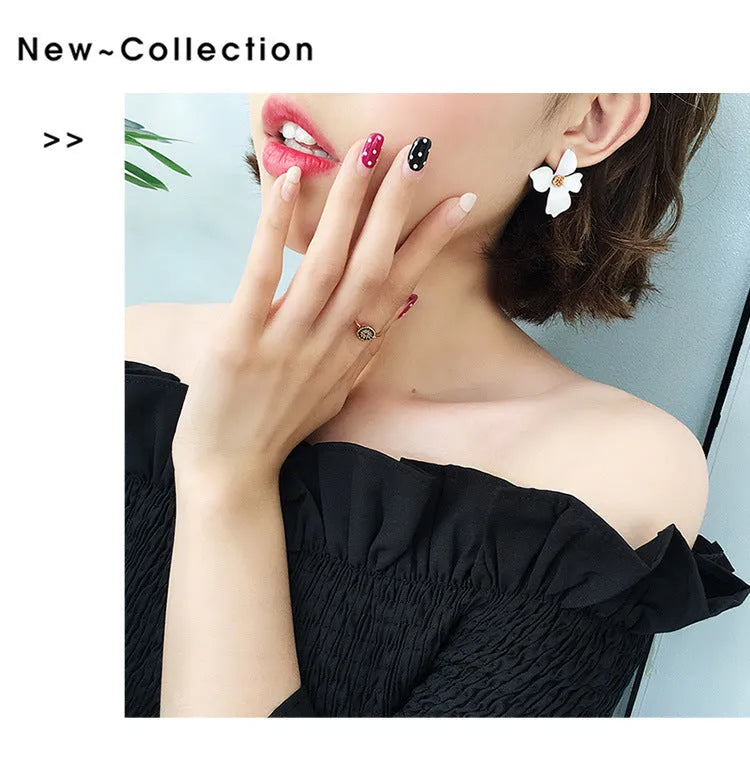 Women's flower stud earrings in alloy with white or pink electroplated finish