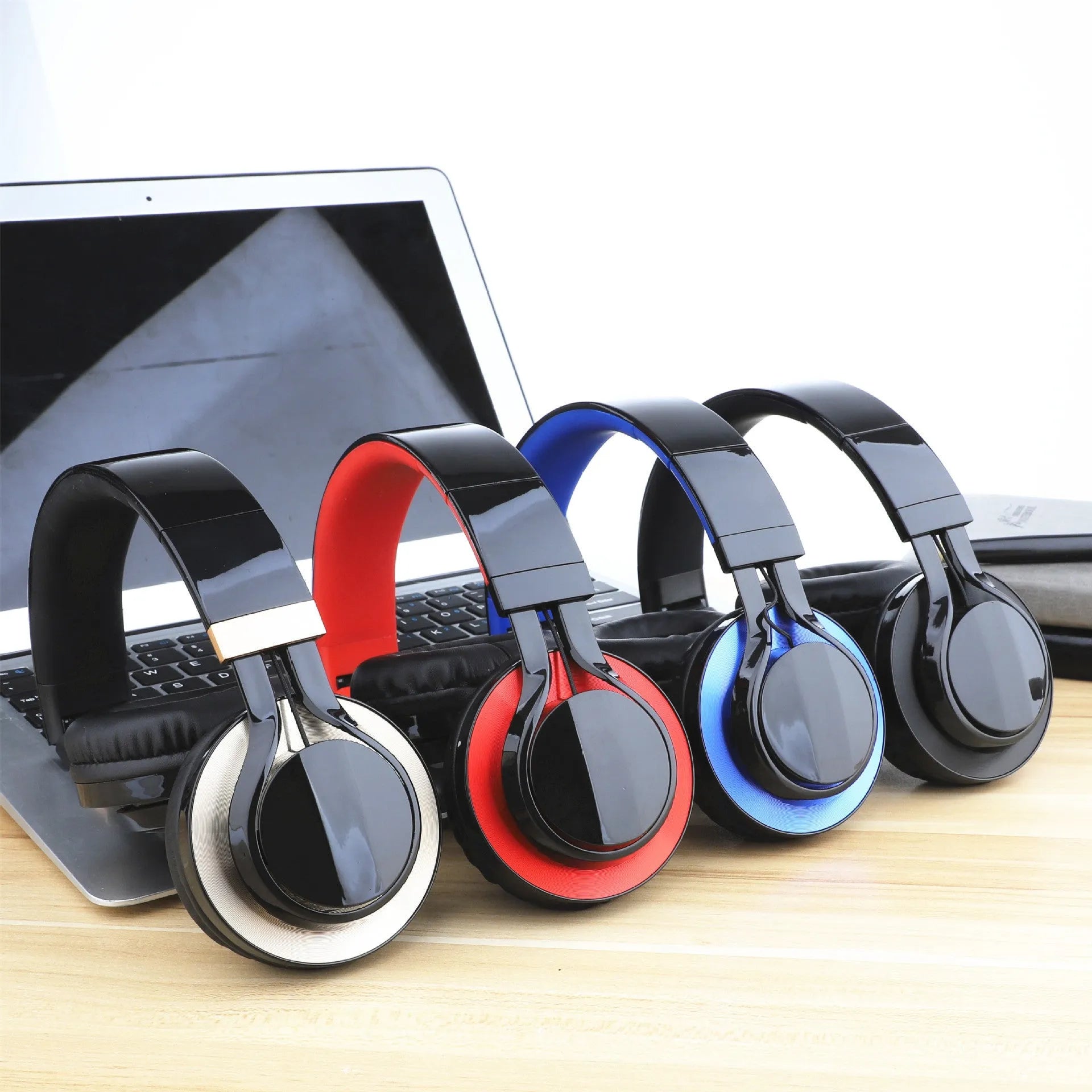 Wired headphones with microphone for mobile phones in black colour with 40mm drivers and 3.5mm plug