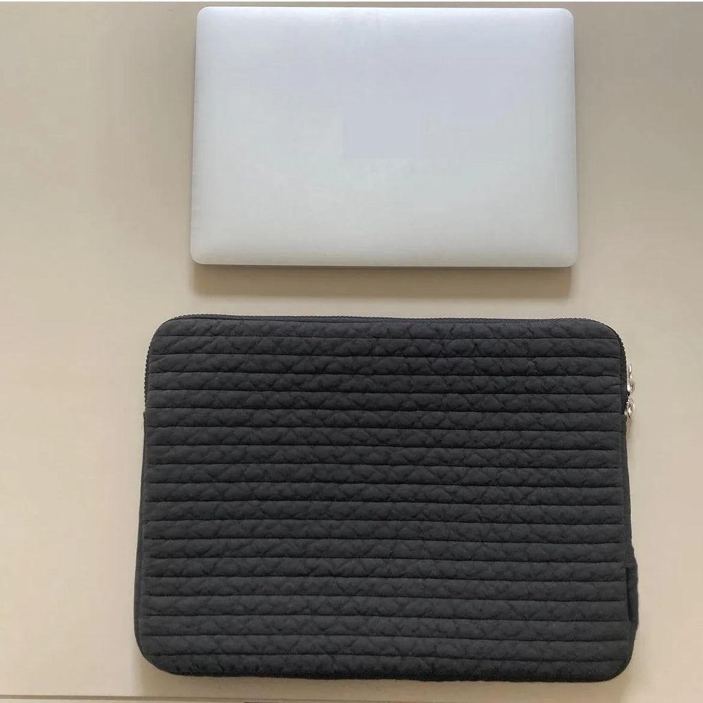 Black and white cotton cloth anti-seismic laptop bag in clutch style for 11-inch to 15.6-inch devices.