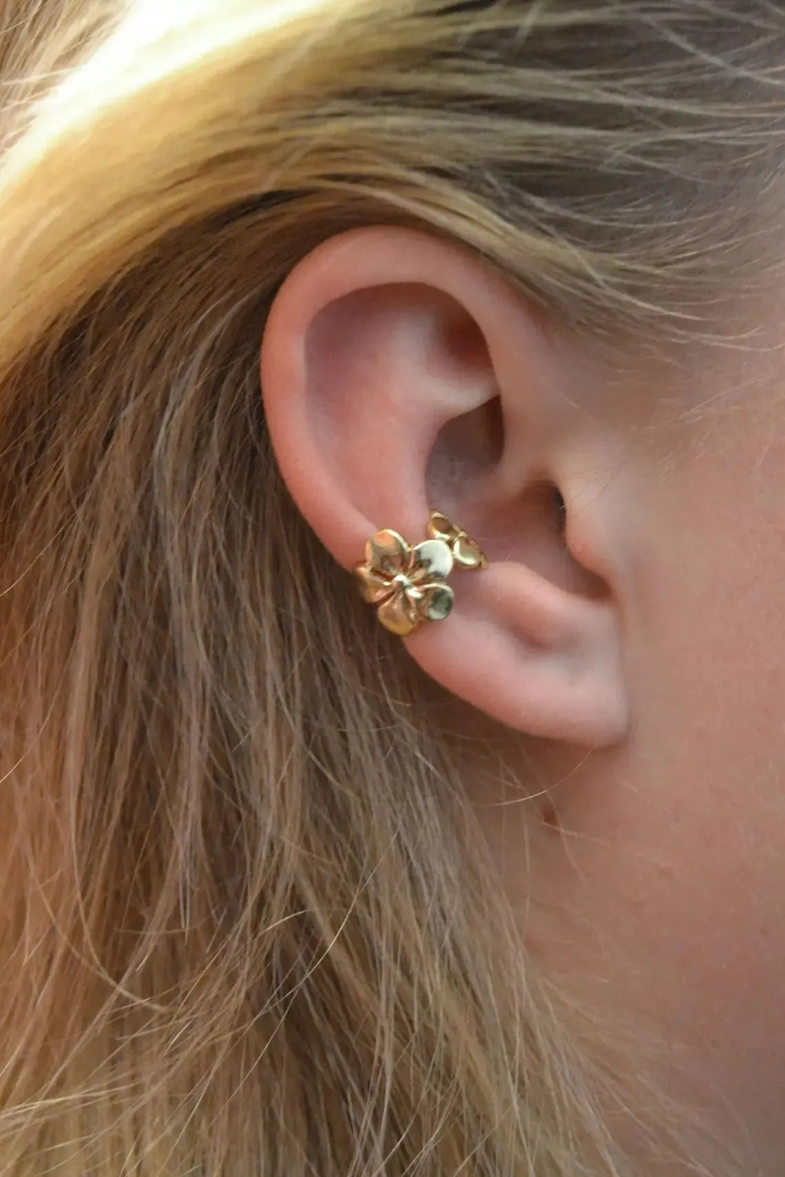 Gold-coloured starfish and scallop shell dangle earrings for women on a white background.