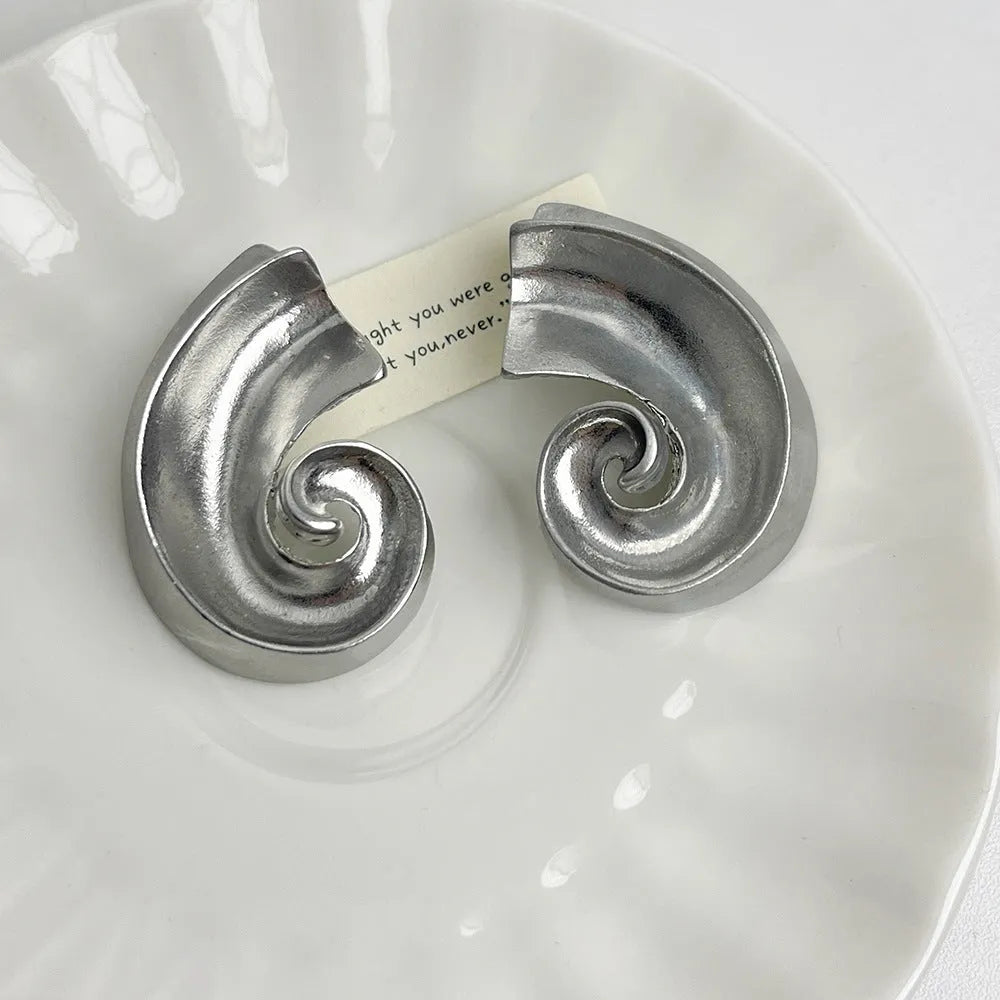 A pair of retro-style geometric ear studs in either gold or silver finish, measuring 5cm.