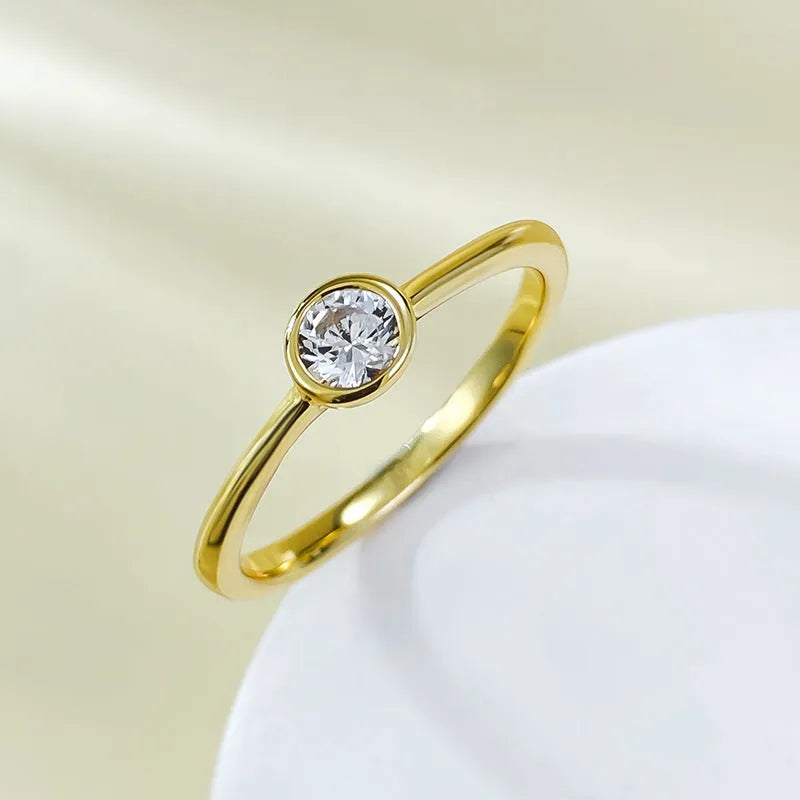 Minimalist crown-shaped silver ring with linear detailing in R962 gold or platinum electroplated finish