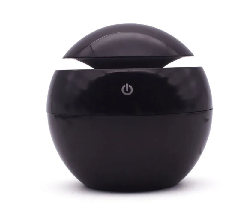 Mini USB ultrasonic atomiser humidifier 130ml ABS plastic in white colour on desk