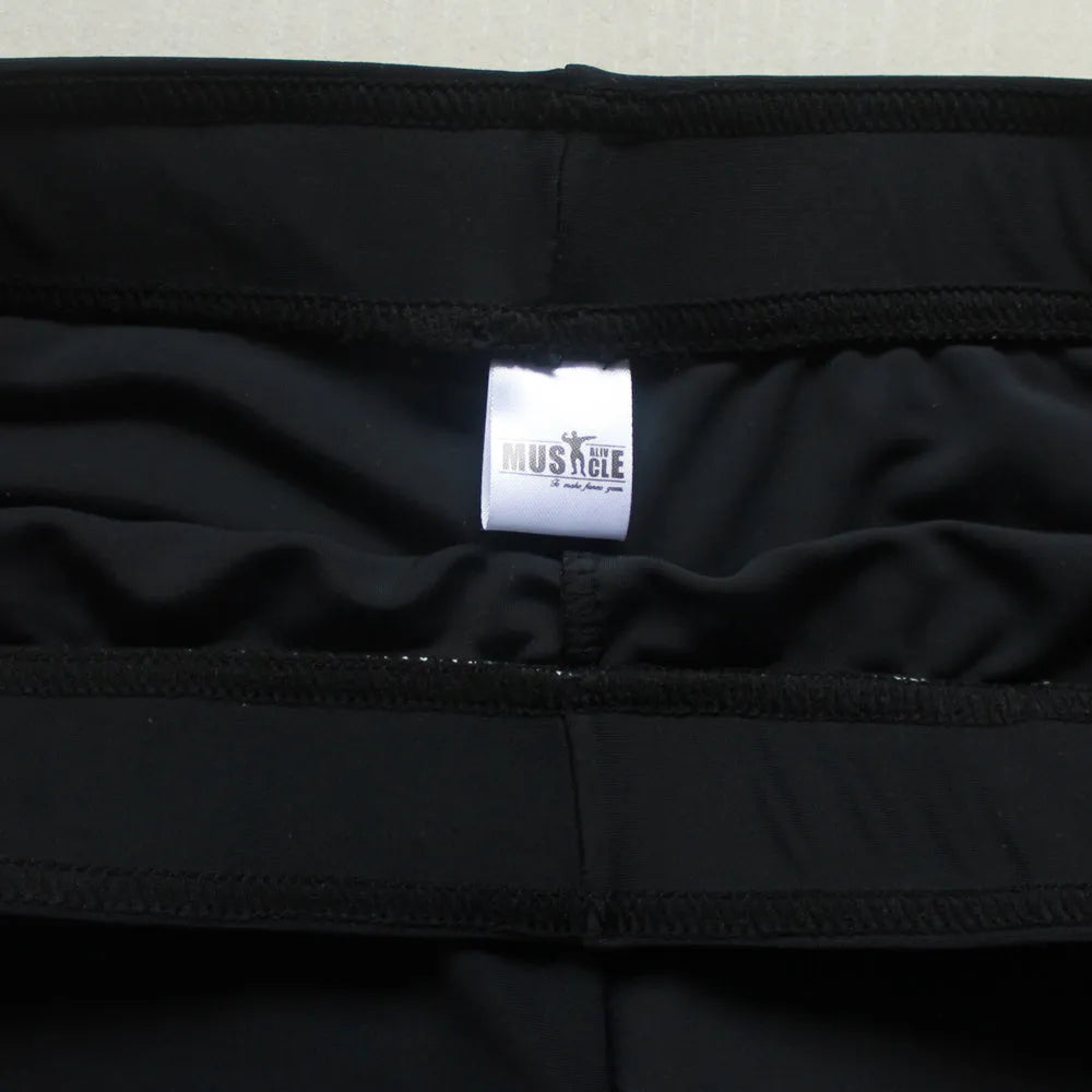 Tight men gym shorts in black with cropped straight fit for bodybuilding training