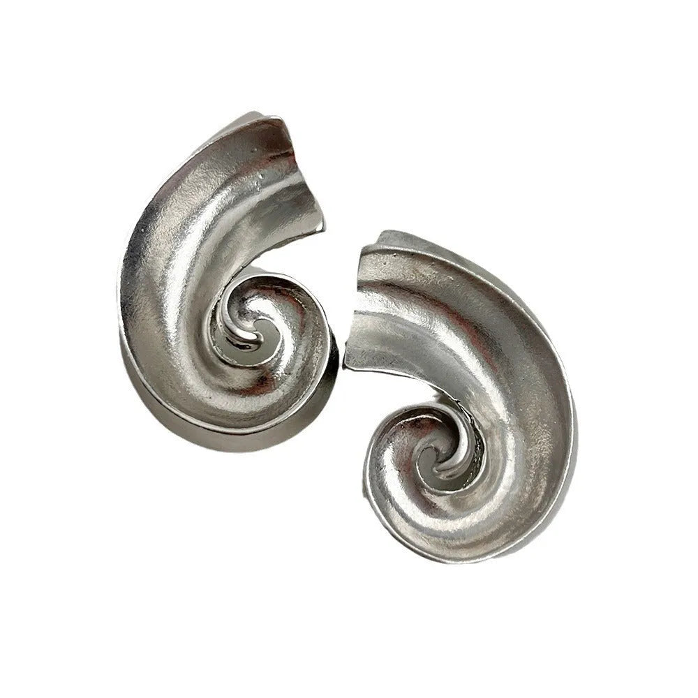 A pair of retro-style geometric ear studs in either gold or silver finish, measuring 5cm.