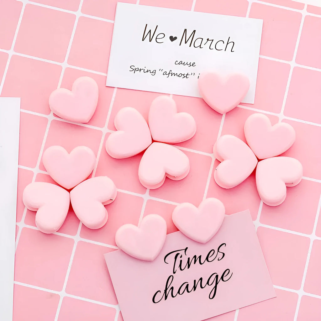 Pink love heart-shaped photo clip on white background, 3.2 cm size, lightweight decoration