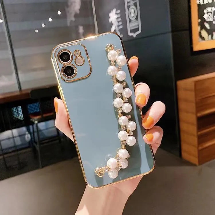 Electroplated pearl bracelet silicone phone case for Apple 15, all-inclusive cover with chain detail, black shell