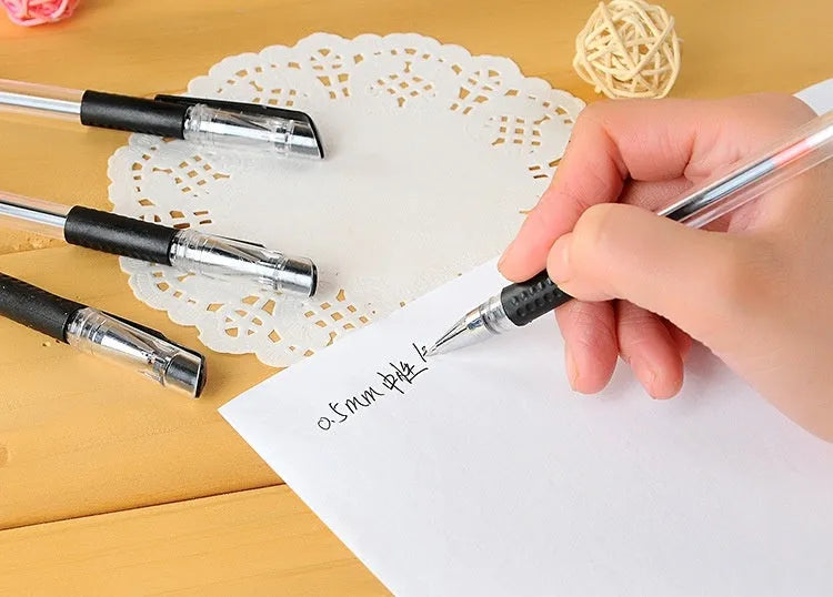 0.5mm carbon black refill gel pen with plastic body and cap, 14.5cm long