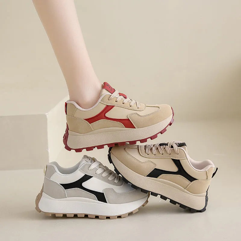 Women's low-top platform sports shoes in card black, with a flat rubber sole and front lace-up design.