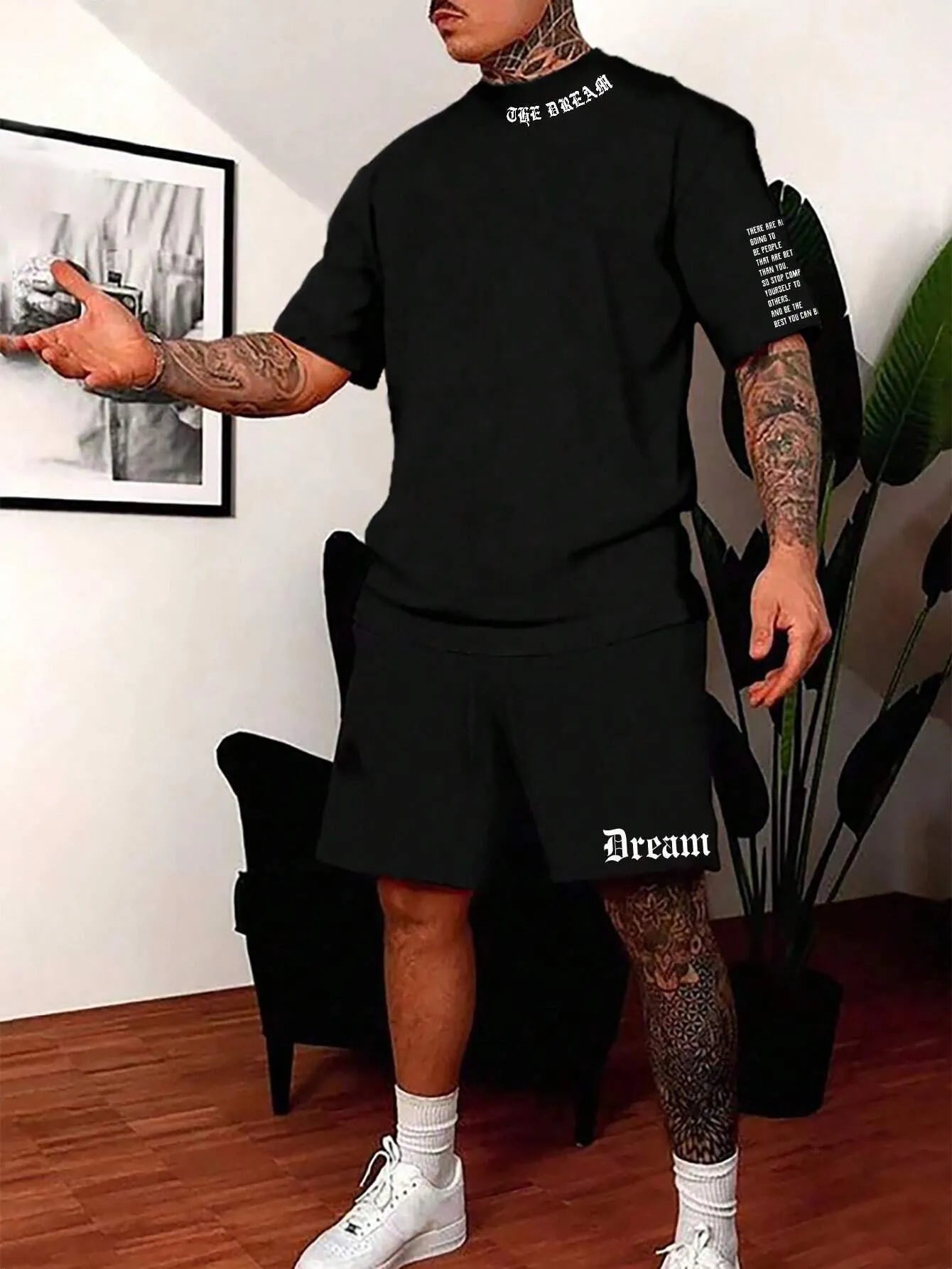 Sports style short-sleeved top and shorts suit in a quick-drying fabric on a mannequin.