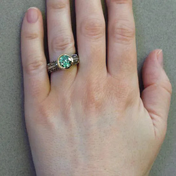 Women's gold-plated flower-shaped ring with green silver vintage gemstone.
