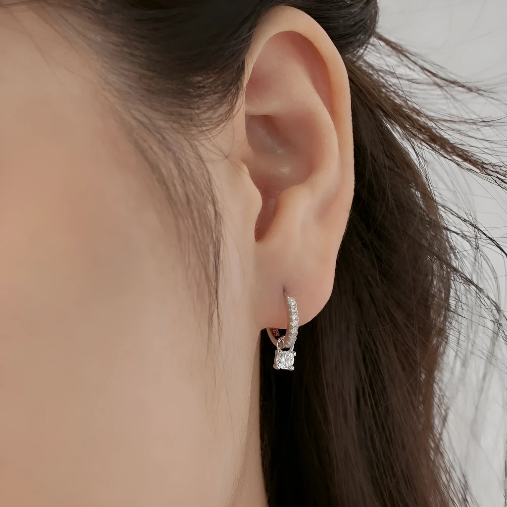 Round zirconium stud earrings in 925 silver with gold electroplated finish on woman