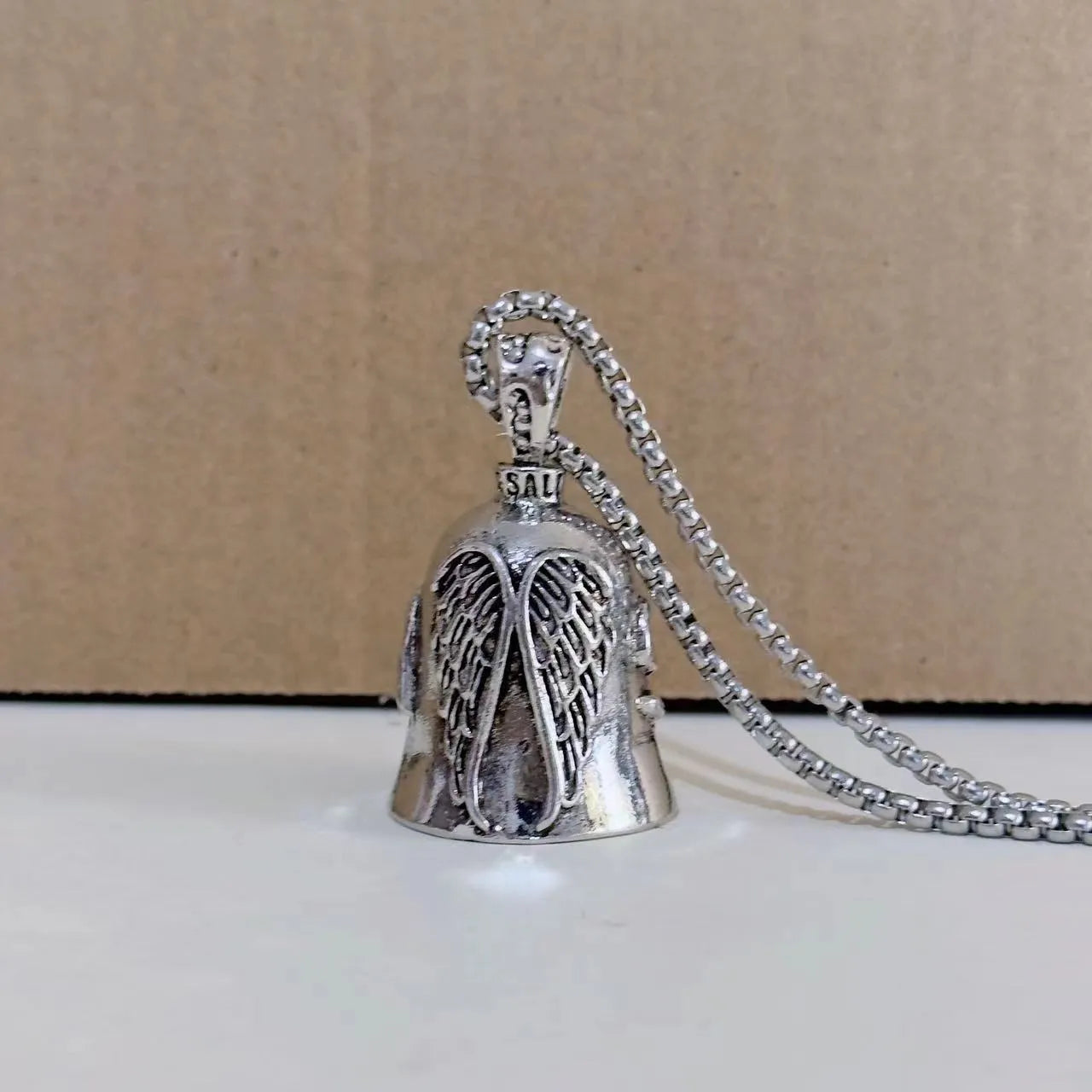 Vintage-style white angel wings feather necklace and keychain made from electroplated alloy.
