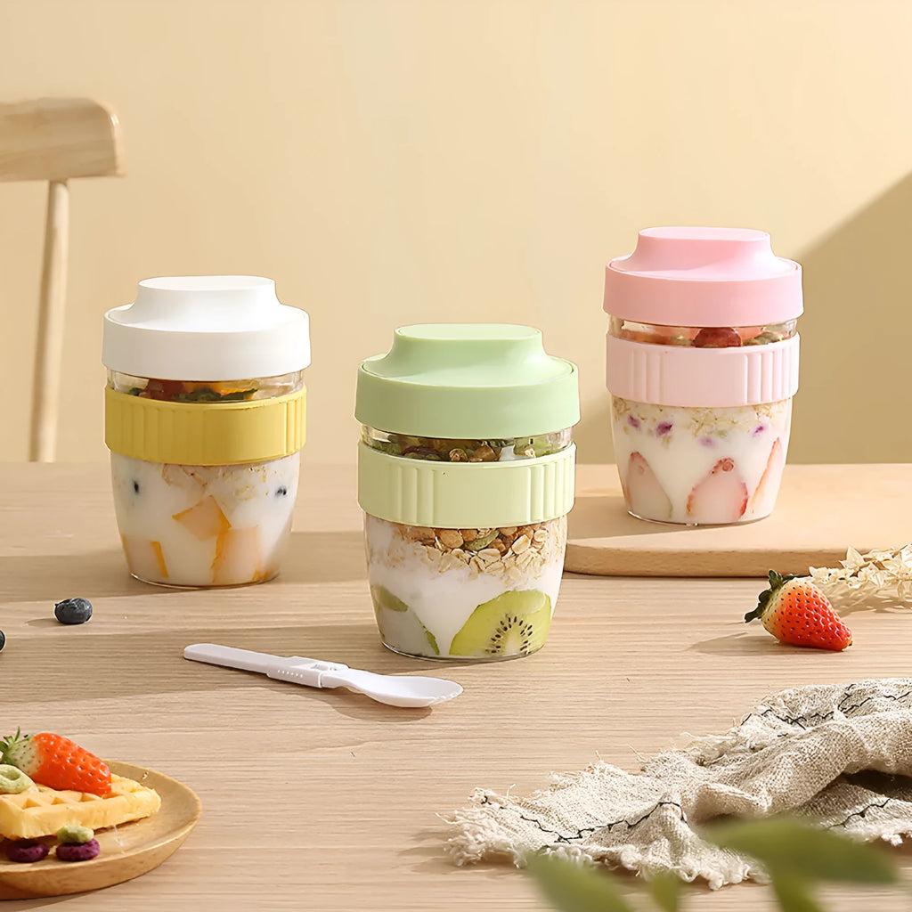 Green plastic salad cup with breakfast oat lid and spoon, leak-proof microwave-safe container