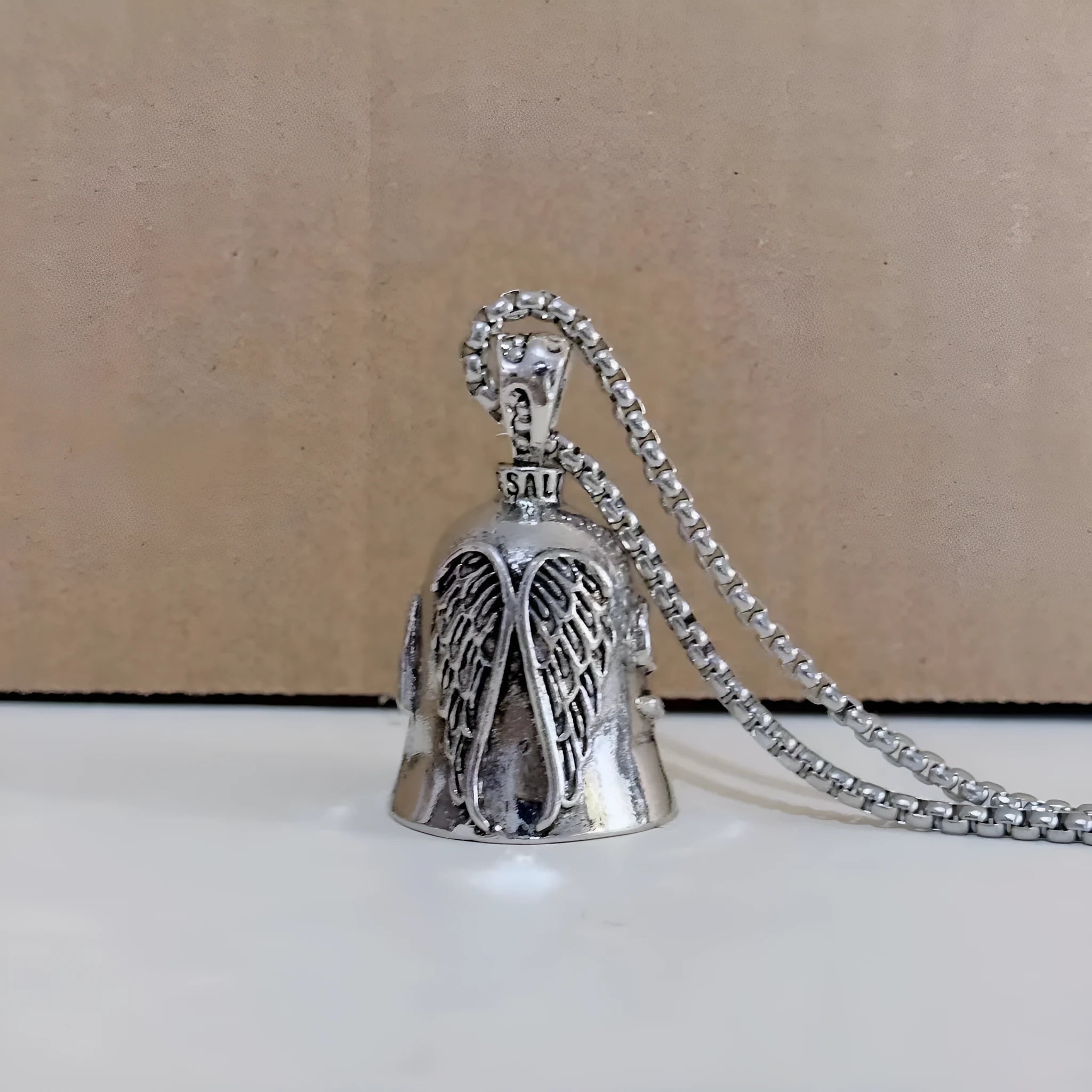 Vintage-style white angel wings feather necklace and keychain made from electroplated alloy.