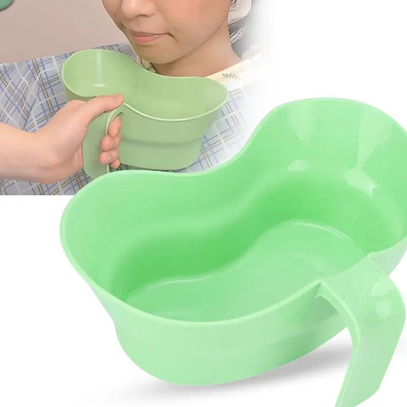 Green plastic patient gargle cup with handle for elderly and bedridden oral care
