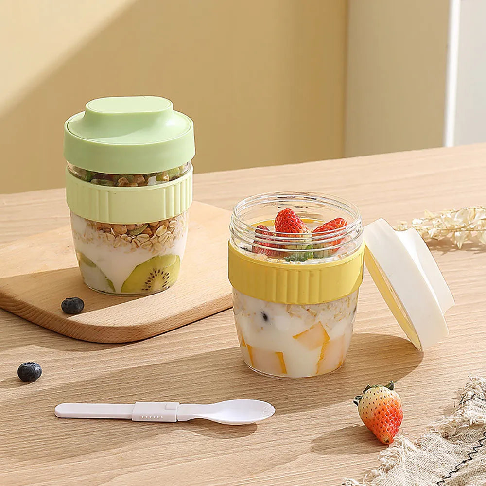 Green plastic salad cup with breakfast oat lid and spoon, leak-proof microwave-safe container