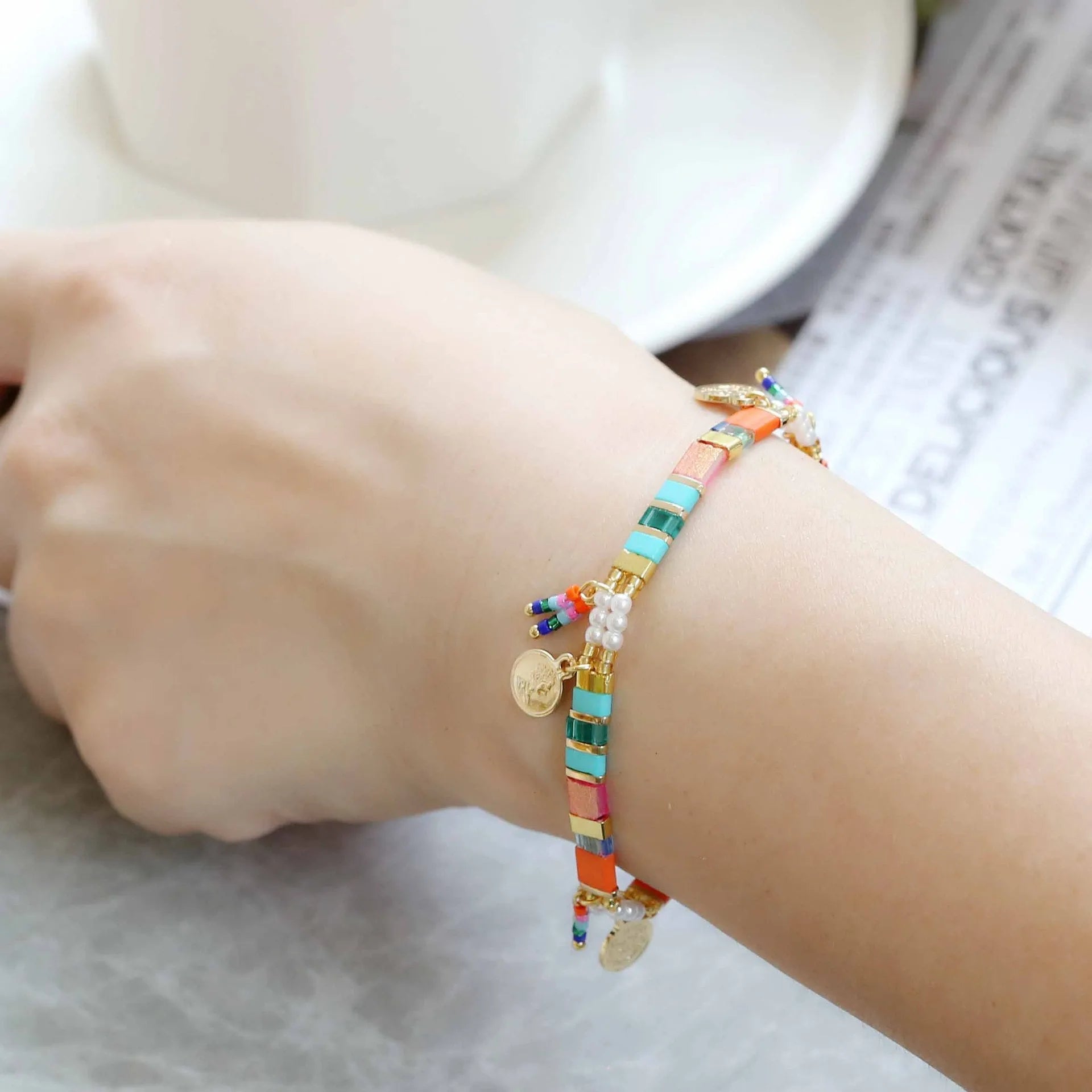 Women's handmade imitation pearl beaded bracelet in European/American style with glass coloured beads