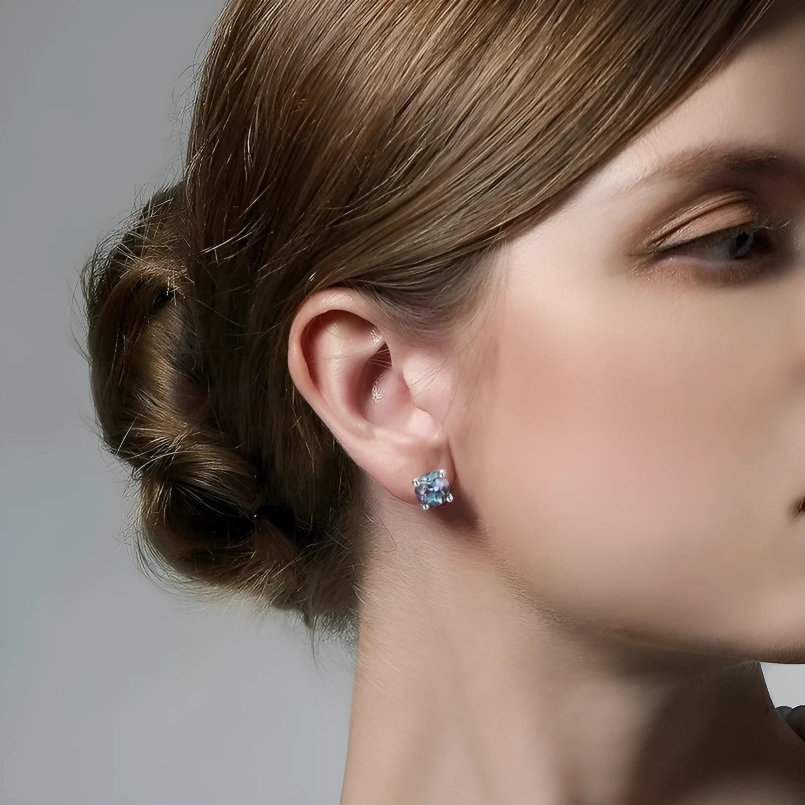 Round geometric silver ear studs with cultivé Alexandrite stone for women
